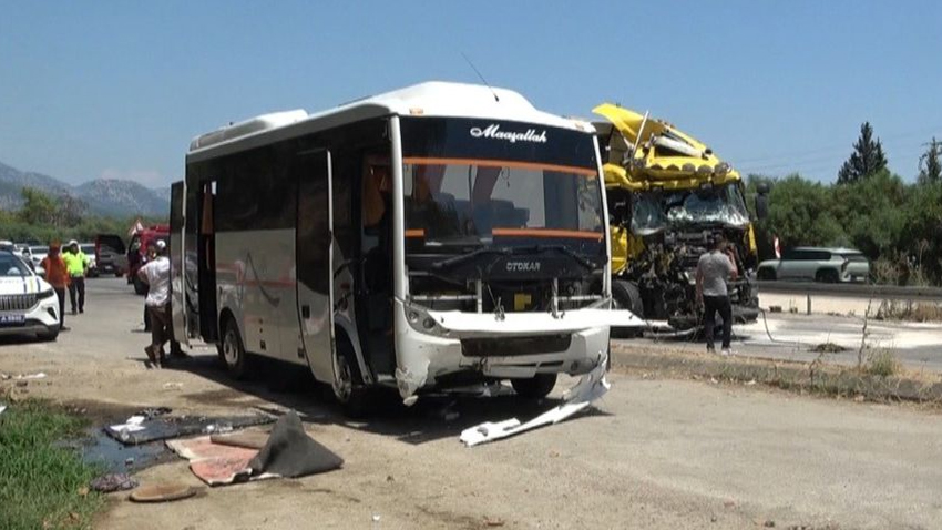 Antalya'da feci kaza: 11 yaralı