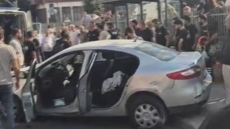 Güngören'de otomobil durağa daldı: 4 yaralı