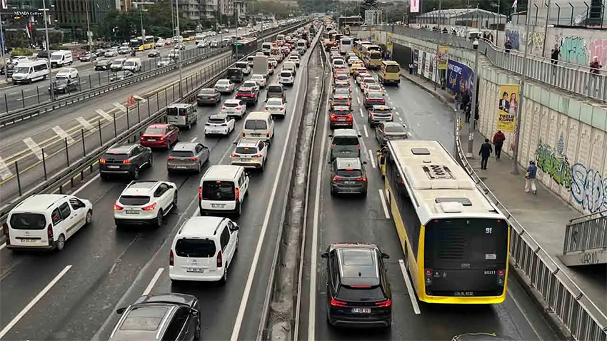 İstanbul'da yağmur trafiği de vurdu!