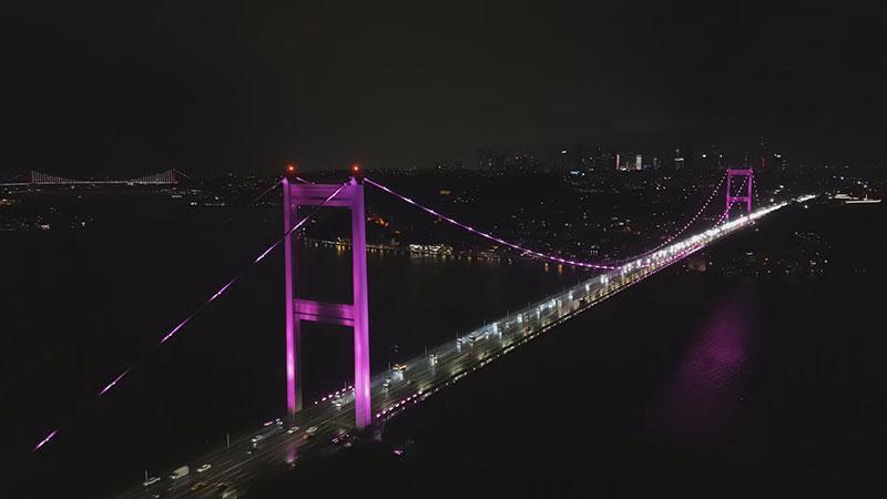 FSM Köprüsü pembe ışıklarla aydınlatıldı